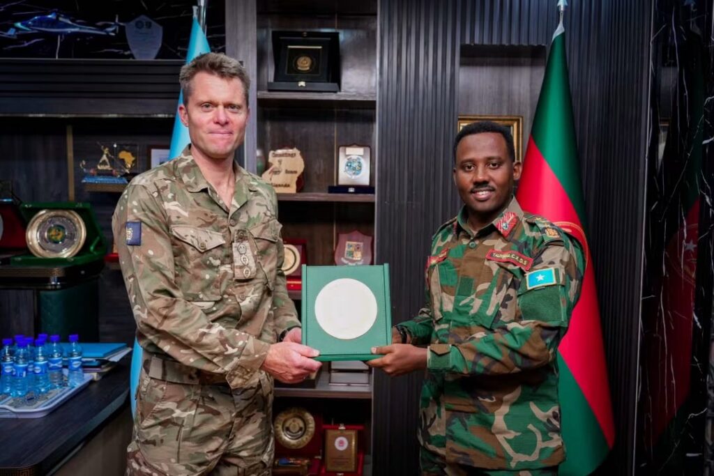 Taliyaha Ciidanka Xoogga Dalka oo la kulmaya taliyaha hawlgallada UK ee Soomaaliya