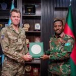 Taliyaha Ciidanka Xoogga Dalka oo la kulmaya taliyaha hawlgallada UK ee Soomaaliya