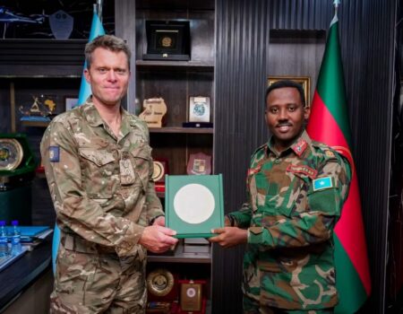 Taliyaha Ciidanka Xoogga Dalka oo la kulmaya taliyaha hawlgallada UK ee Soomaaliya