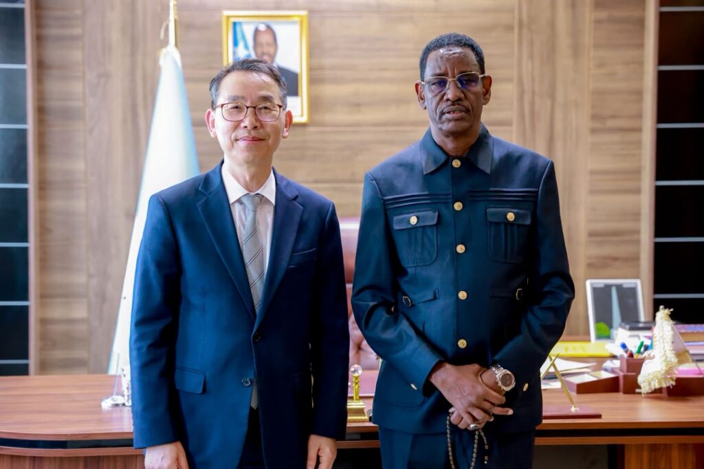 Wasiir Fartaag iyo Safiirka Koonfurta Kuuriya oo ku kulmay Muqdisho