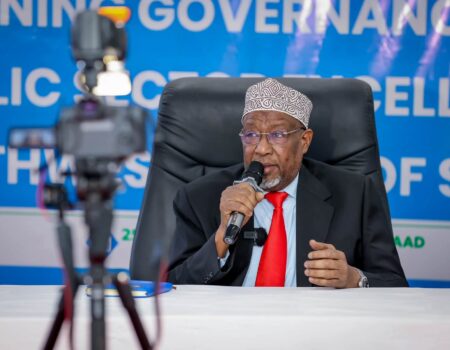 Sheekh Aadan Maxamed Nuur Madoobe oo xiraya shirka Golaha Wasiirrada Koonfur Galbeed ee Baydhabo