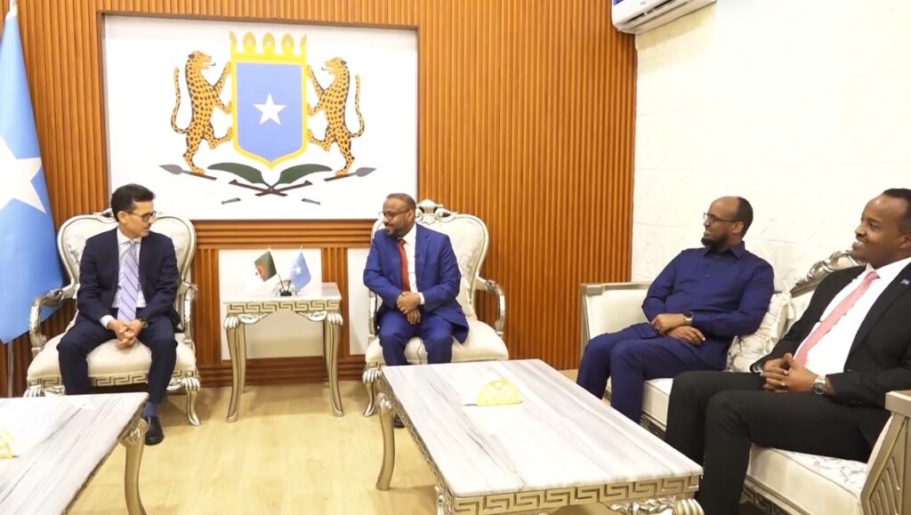Masuuliyiin Soomaaliyeed iyo danjireyaal soo dhoweynaya danjiraha cusub ee Aljeeriya markii uu Muqdisho yimid