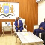 Masuuliyiin Soomaaliyeed iyo danjireyaal soo dhoweynaya danjiraha cusub ee Aljeeriya markii uu Muqdisho yimid