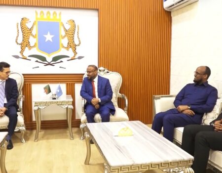 Masuuliyiin Soomaaliyeed iyo danjireyaal soo dhoweynaya danjiraha cusub ee Aljeeriya markii uu Muqdisho yimid