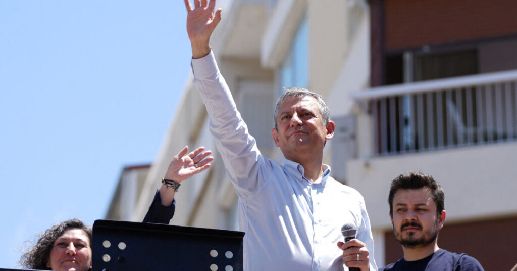 Özgür Özel oo taageerayaashiisa salaamaya isu-soo-bax ka dhacay Izmir, Turkiga, 26 May 2026