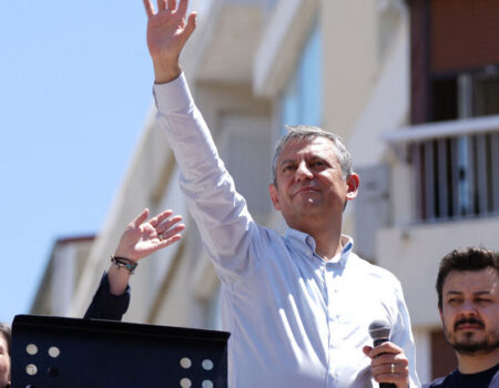 Özgür Özel oo taageerayaashiisa salaamaya isu-soo-bax ka dhacay Izmir, Turkiga, 26 May 2026
