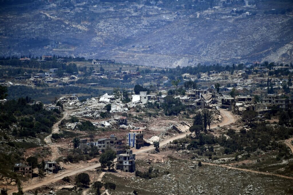 Calanka Israel oo ka dul babanaya dhisme ku burburay koonfurta Lubnaan