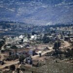 Calanka Israel oo ka dul babanaya dhisme ku burburay koonfurta Lubnaan