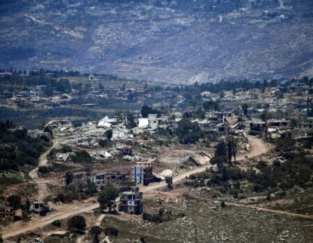 Calanka Israel oo ka dul babanaya dhisme ku burburay koonfurta Lubnaan