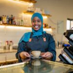 Saabiriin Xasan oo kafeega ka diyaarinaysa Cplus Cafe ee Muqdisho