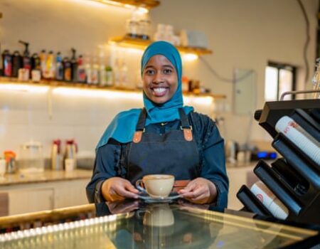 Saabiriin Xasan oo kafeega ka diyaarinaysa Cplus Cafe ee Muqdisho