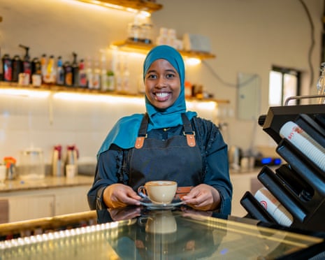 Saabiriin Xasan oo kafeega ka diyaarinaysa Cplus Cafe ee Muqdisho