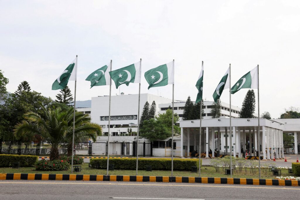 Calamada Pakistan oo ka babanaya agagaarka dhismaha baarlamaanka Islamabad