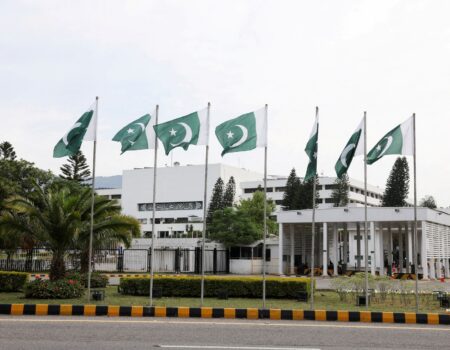 Calamada Pakistan oo ka babanaya agagaarka dhismaha baarlamaanka Islamabad