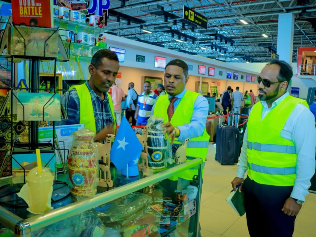 Wasiir Cabdifataax Qaasim Maxamuud oo kormeeraya adeegyada garoonka Aadan Cadde ee Muqdisho