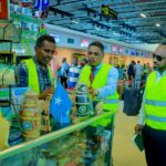 Wasiir Cabdifataax Qaasim Maxamuud oo kormeeraya adeegyada garoonka Aadan Cadde ee Muqdisho