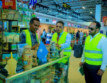 Wasiir Cabdifataax Qaasim Maxamuud oo kormeeraya adeegyada garoonka Aadan Cadde ee Muqdisho