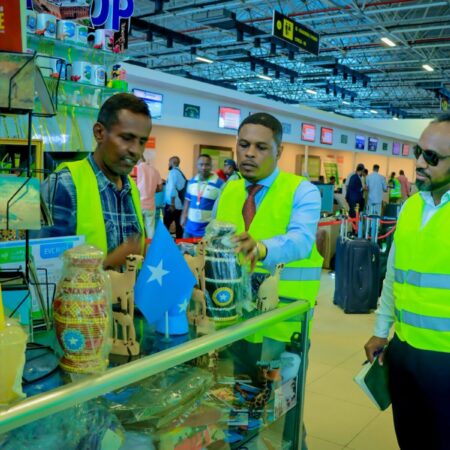 Wasiir Cabdifataax Qaasim Maxamuud oo kormeeraya adeegyada garoonka Aadan Cadde ee Muqdisho