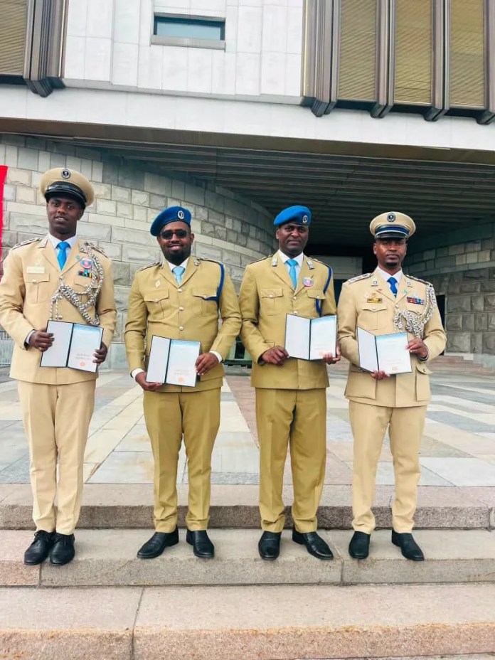 Afar sarkaal oo Booliska Soomaaliya ah oo ka qalinjabiyey akadeemiyad ku taalla Moscow