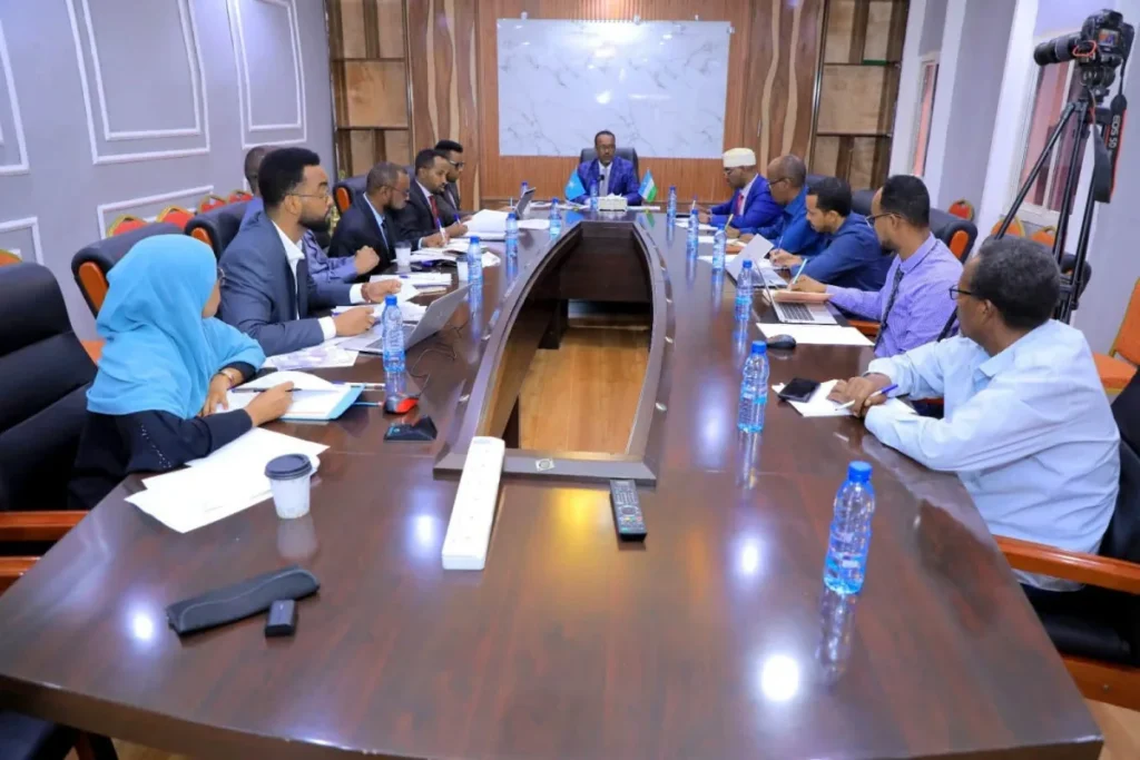 Guddiga Baarlamaanka Puntland iyo masuuliyiinta Wasaaradda Waxbarashada oo kulan kormeer ah ku leh Garoowe