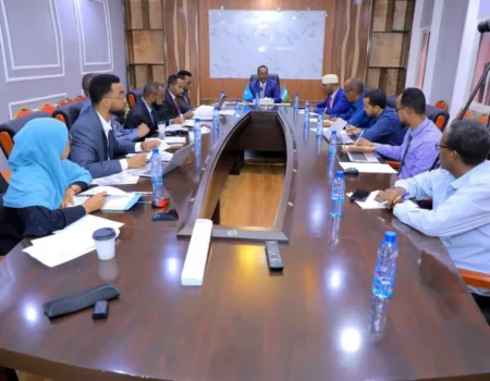 Guddiga Baarlamaanka Puntland iyo masuuliyiinta Wasaaradda Waxbarashada oo kulan kormeer ah ku leh Garoowe