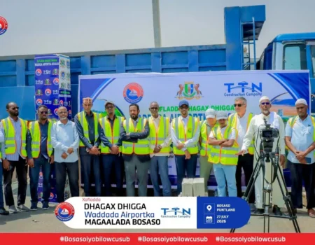 Masuuliyiin ka qaybgalaya dhagax-dhigga waddada garoonka Boosaaso