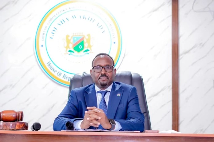 Xildhibaannada Baarlamaanka Koonfur Galbeed oo ku jira kulankii lagu ansixiyey guddiyada