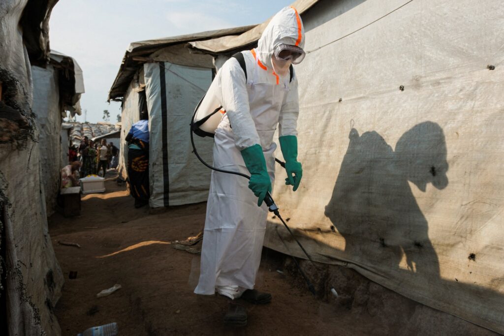 Shaqaale caafimaad oo xiran qalabka difaaca Ebola oo jooga Bunia, Congo