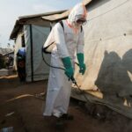 Shaqaale caafimaad oo xiran qalabka difaaca Ebola oo jooga Bunia, Congo