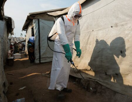 Shaqaale caafimaad oo xiran qalabka difaaca Ebola oo jooga Bunia, Congo