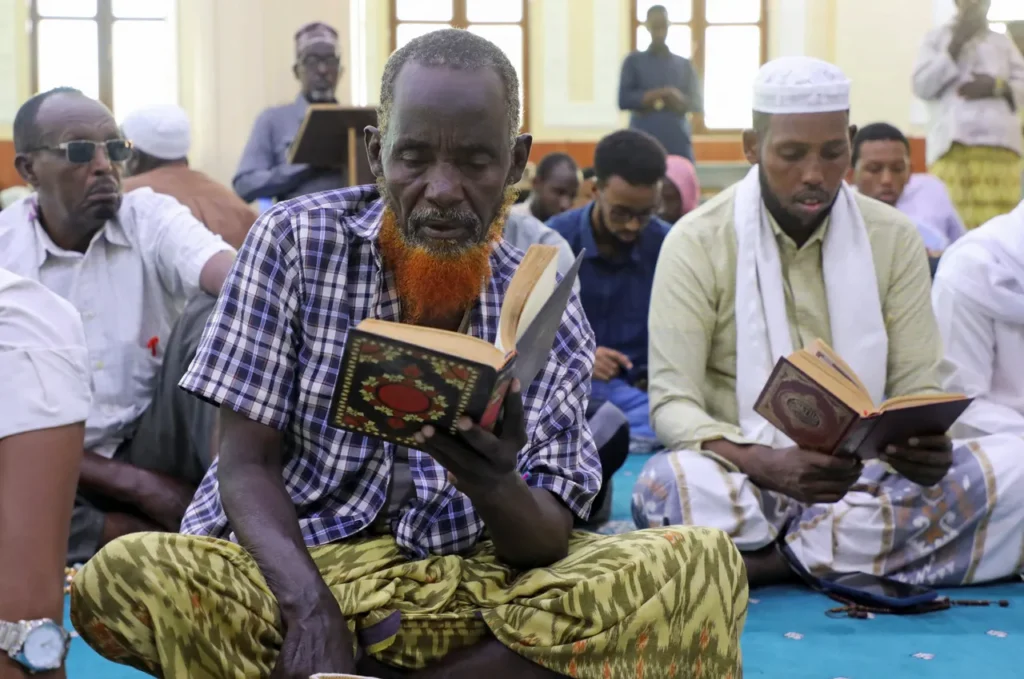 Arday Qur’aan akhrinaya xilli Soomaaliya qorshaynayso diiwaangelinta masaajidda iyo dugsiyada Qur’aanka