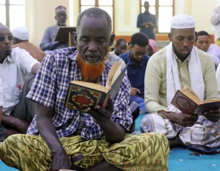 Arday Qur’aan akhrinaya xilli Soomaaliya qorshaynayso diiwaangelinta masaajidda iyo dugsiyada Qur’aanka