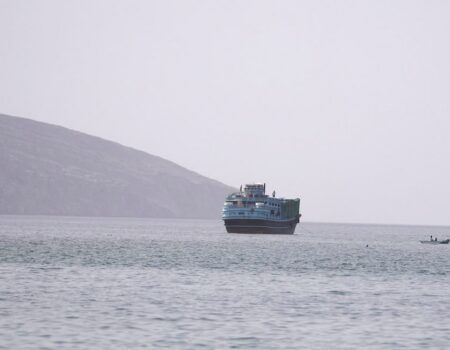 Markab maraya Marinka Hormuz oo laga arkayo Musandam ee Cumaan
