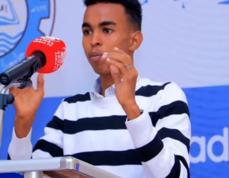 Wariye Shucayb Daad Maxamed oo makarafoon ka hadlaya munaasabad ka dhacday Puntland