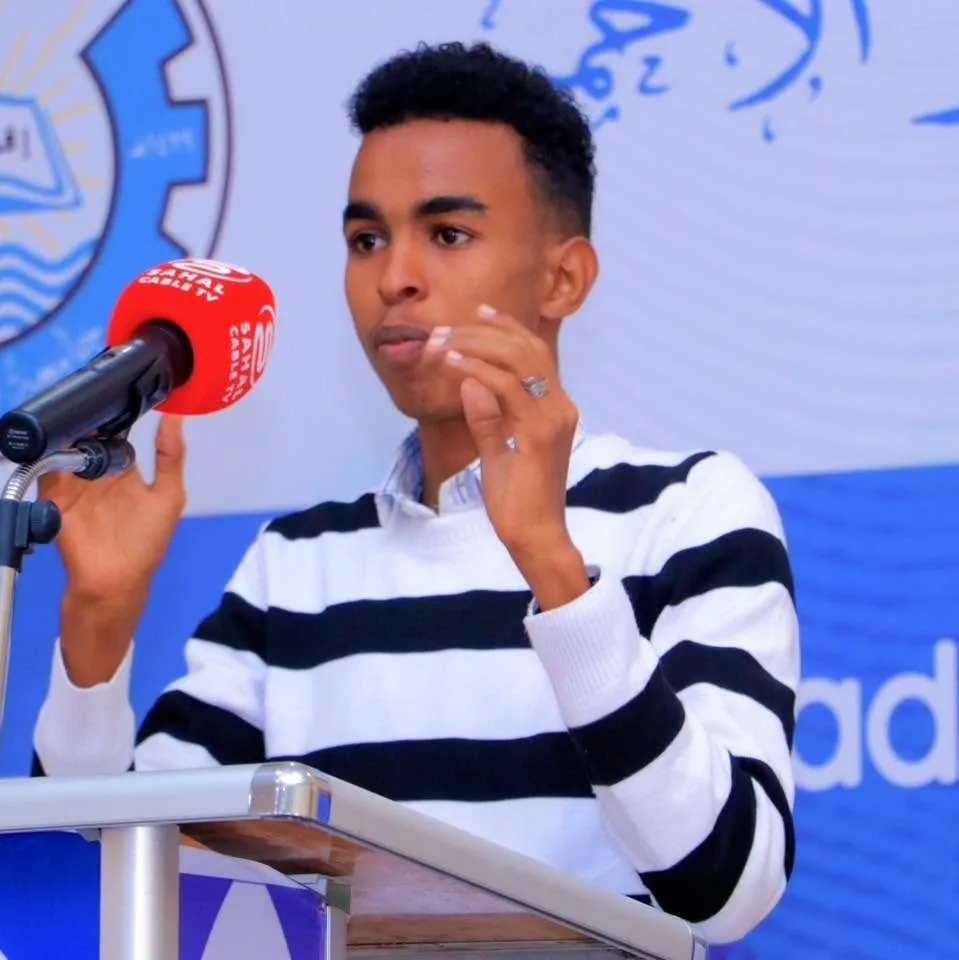 Wariye Shucayb Daad Maxamed oo makarafoon ka hadlaya munaasabad ka dhacday Puntland
