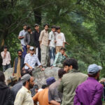 Dad ku ururay meel dhagaxyo iyo burbur yaallaan kaddib daadad ka dhacay Rajouri, Hindiya
