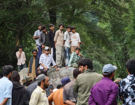 Dad ku ururay meel dhagaxyo iyo burbur yaallaan kaddib daadad ka dhacay Rajouri, Hindiya