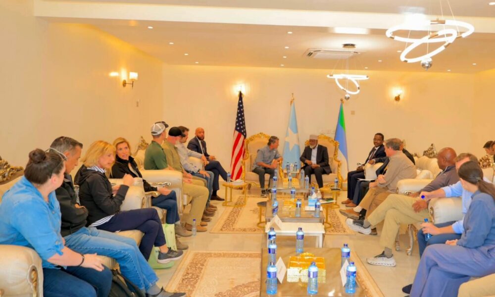Axmed Madoobe iyo wafdi ka socda Koongareeska Mareykanka oo kulan ku leh Madaxtooyada Jubaland ee Kismaayo