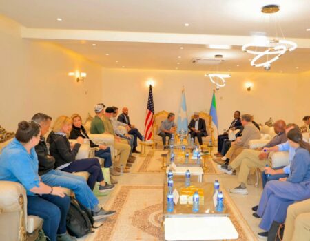 Axmed Madoobe iyo wafdi ka socda Koongareeska Mareykanka oo kulan ku leh Madaxtooyada Jubaland ee Kismaayo