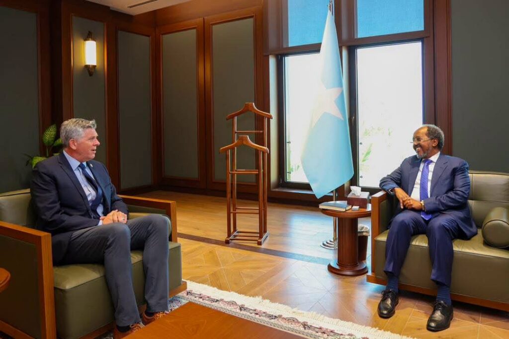 Madaxweyne Xasan Sheekh Maxamuud iyo xildhibaan Darin LaHood oo ku kulmay Muqdisho