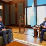 Madaxweyne Xasan Sheekh Maxamuud iyo xildhibaan Darin LaHood oo ku kulmay Muqdisho