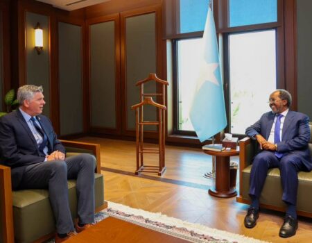 Madaxweyne Xasan Sheekh Maxamuud iyo xildhibaan Darin LaHood oo ku kulmay Muqdisho