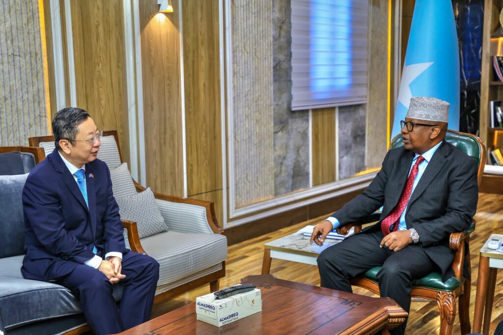 Wasiirka Gaashaandhigga Soomaaliya Axmed Macallin Fiqi iyo safiirka Shiinaha Wang Yu oo ku kulmay Muqdisho