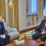 Wasiirka Gaashaandhigga Soomaaliya Axmed Macallin Fiqi iyo safiirka Shiinaha Wang Yu oo ku kulmay Muqdisho
