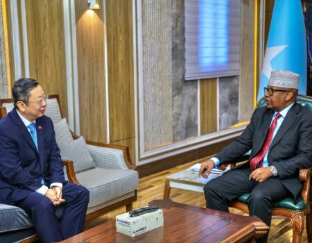 Wasiirka Gaashaandhigga Soomaaliya Axmed Macallin Fiqi iyo safiirka Shiinaha Wang Yu oo ku kulmay Muqdisho