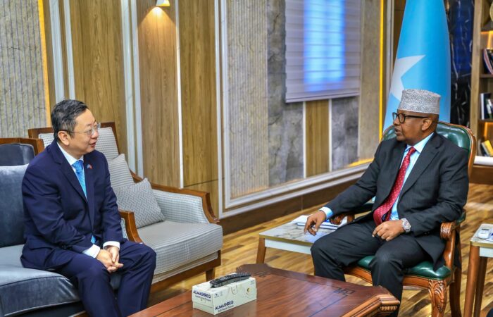 Wasiirka Gaashaandhigga Soomaaliya Axmed Macallin Fiqi iyo safiirka Shiinaha Wang Yu oo ku kulmay Muqdisho