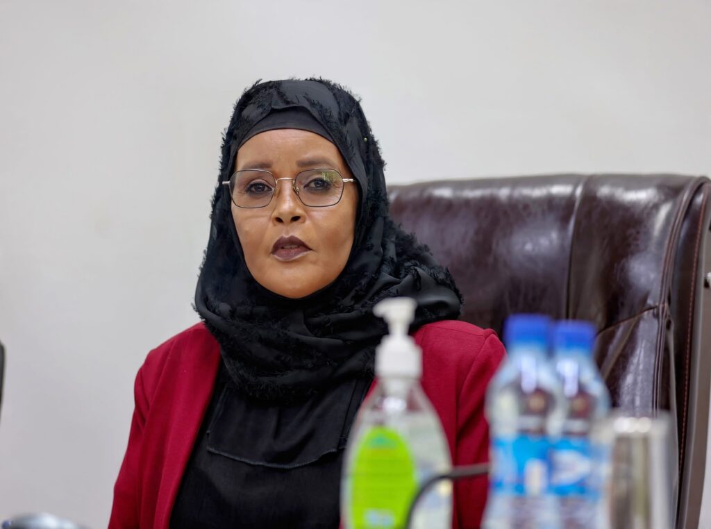 Sacdiya Yaasiin Xaaji Samatar iyo xubno ka tirsan Golaha Shacabka xilli la magacaabay guddiga doorashada guddoomiyaha