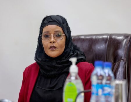 Sacdiya Yaasiin Xaaji Samatar iyo xubno ka tirsan Golaha Shacabka xilli la magacaabay guddiga doorashada guddoomiyaha