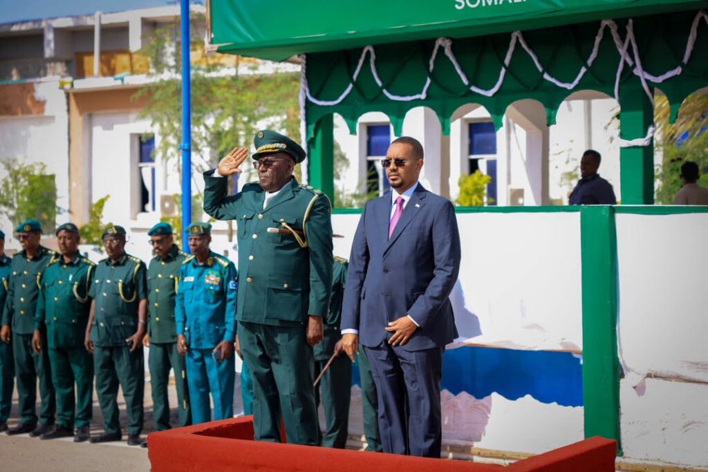 Masuuliyiin iyo maxaabiis ka qaybgalaya munaasabad tababar xirfadeed oo ka dhacday Xarunta Xabsiga iyo Maxkamadda Muqdisho