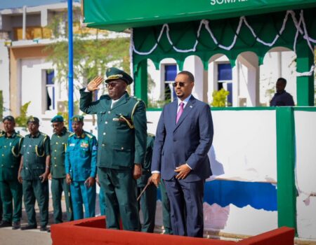 Masuuliyiin iyo maxaabiis ka qaybgalaya munaasabad tababar xirfadeed oo ka dhacday Xarunta Xabsiga iyo Maxkamadda Muqdisho
